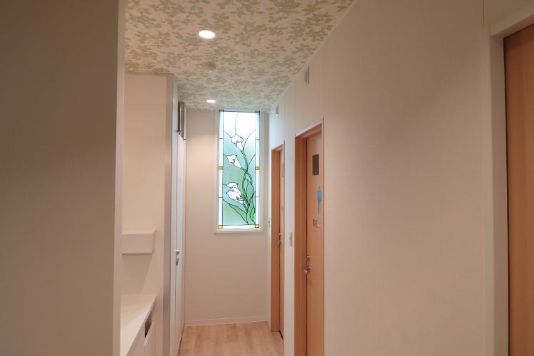 トイレ奥ステンドグラス